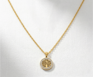 El Collar Árbol Crystal Circle Golden es una pieza deslumbrante que combina misticismo y lujo. Presenta un medallón con el Árbol de la Vida, rodeado por un círculo de cristales brillantes que capturan la luz. Fabricado en acero quirúrgico con acabado en oro PVD, es una joya resistente y sofisticada, cargada de profundo significado espiritual.