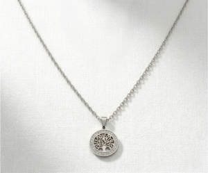 El Collar Árbol Crystal Circle Silver es una pieza de magnetismo puro que simboliza la vida y el renacimiento. Presenta un medallón central con el Árbol de la Vida, realzado por un círculo de cristales brillantes que aportan luz y sofisticación. Fabricado en acero quirúrgico, ofrece un acabado plateado impecable y duradero para un estilo con propósito.