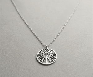 Este Collar Árbol de la Vida XL es un tributo a las raíces y la fuerza familiar. Su diseño plateado, de gran formato y detalles calados, simboliza el crecimiento y la protección incondicional. Fabricado en acero inoxidable de alta calidad, combina un brillo elegante con una durabilidad excepcional, siendo la pieza perfecta para llevar siempre.