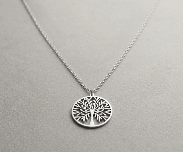 Este Collar Árbol de la Vida XL es un tributo a las raíces y la fuerza familiar. Su diseño plateado, de gran formato y detalles calados, simboliza el crecimiento y la protección incondicional. Fabricado en acero inoxidable de alta calidad, combina un brillo elegante con una durabilidad excepcional, siendo la pieza perfecta para llevar siempre.