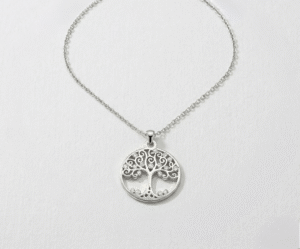El Collar Árbol Silver con Cristales es una joya delicada que celebra la vida y la conexión natural. Su dije calado presenta un intrincado diseño de ramas adornadas con pequeños cristales que capturan la luz con cada movimiento. Fabricado en acero quirúrgico, ofrece un acabado plateado duradero, ideal para quienes buscan un accesorio con elegancia y significado.
