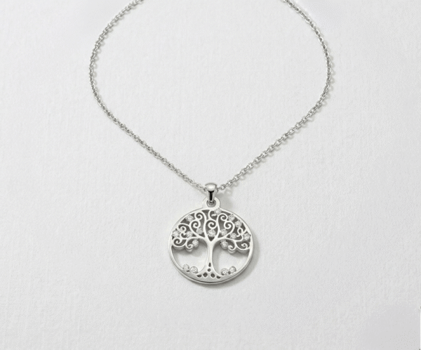 El Collar Árbol Silver con Cristales es una joya delicada que celebra la vida y la conexión natural. Su dije calado presenta un intrincado diseño de ramas adornadas con pequeños cristales que capturan la luz con cada movimiento. Fabricado en acero quirúrgico, ofrece un acabado plateado duradero, ideal para quienes buscan un accesorio con elegancia y significado.