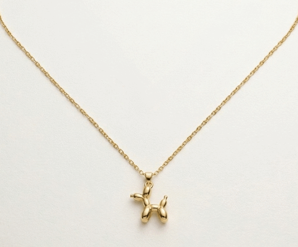 El Collar Balloon Dog Gold Pequeño es una pieza de diseño vibrante y sofisticada que rinde homenaje al arte pop moderno. Con un colgante de silueta icónica y acabado pulido espejo, esta joya aporta un toque creativo y lúdico. Fabricada en acero quirúrgico con recubrimiento de oro PVD, garantiza un brillo duradero y una elegancia inalterable.