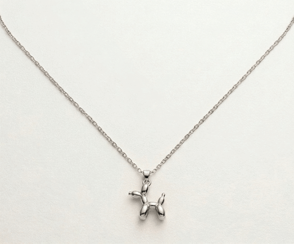 El Collar Balloon Dog Silver Pequeño es una joya minimalista inspirada en el arte pop contemporáneo. Su delicado colgante presenta una silueta icónica con un acabado pulido de alto brillo que captura la luz con elegancia. Fabricado en acero quirúrgico, es una pieza resistente, moderna y versátil, ideal para añadir un toque creativo al estilo diario.