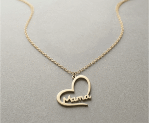 Este elegante Collar Corazón Mamá Calado fusiona ternura y diseño contemporáneo. El colgante presenta una silueta de corazón abierto que integra delicadamente la palabra "Mama" en trazos fluidos. Fabricado en acero inoxidable con acabado en oro de alta calidad, es una joya resistente y llena de significado, ideal para honrar el amor materno cada día.