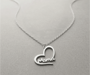 Este collar plateado es un tributo a la maternidad. Presenta un diseño de corazón calado que envuelve delicadamente la palabra "Mama" en trazos suaves y elegantes. Fabricado en acero inoxidable de alta calidad, combina la durabilidad con un estilo contemporáneo y minimalista. Es la joya perfecta para honrar ese vínculo incondicional con elegancia atemporal y brillo permanente.
