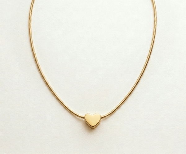 El Collar Corazón Minimal Golden es la máxima expresión de la elegancia discreta y el romance moderno. Presenta un dije de corazón sólido con acabado pulido espejo que se desliza sobre una delicada cadena dorada. Fabricado en acero quirúrgico con recubrimiento PVD, es una pieza atemporal, resistente y sofisticada, perfecta para cualquier ocasión.