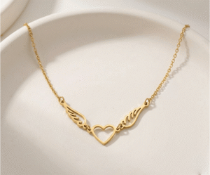 Este collar dorado es una expresión sublime de amor y libertad. Su diseño presenta un delicado corazón central unido a dos alas caladas con trazos fluidos y elegantes. Fabricado en acero inoxidable de alta calidad con acabado en oro PVD, combina durabilidad con un estilo romántico y sofisticado, ideal para lucir un símbolo de protección diaria.
