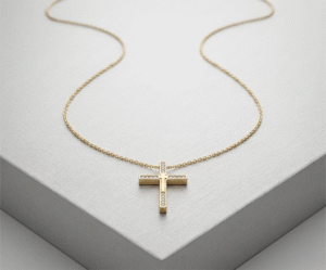 El Collar Cruz Destello Dorado es una joya de profunda elegancia y espiritualidad moderna con un refinado acabado en oro. Destaca por su dije de cruz tridimensional en dos niveles, que combina un relieve liso central con bordes recubiertos de un sutil pavé de cristales. Fabricado en acero quirúrgico, aporta luz y distinción diaria.