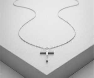 El Collar Cruz Destello Plateado es una joya de profunda elegancia y espiritualidad moderna con un refinado acabado en plata brillante. Destaca por su dije de cruz tridimensional en dos niveles, que combina un relieve liso central con bordes recubiertos de un sutil pavé de cristales. Fabricado en acero quirúrgico, aporta luz y distinción diaria.