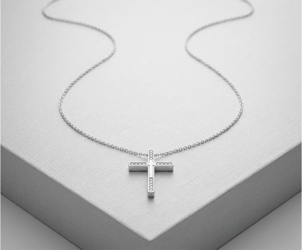 El Collar Cruz Destello Plateado es una joya de profunda elegancia y espiritualidad moderna con un refinado acabado en plata brillante. Destaca por su dije de cruz tridimensional en dos niveles, que combina un relieve liso central con bordes recubiertos de un sutil pavé de cristales. Fabricado en acero quirúrgico, aporta luz y distinción diaria.