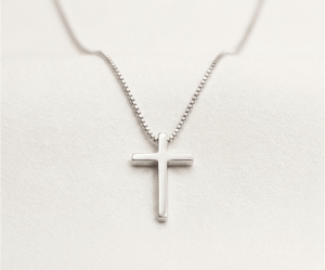 Este Collar Cruz de diseño minimalista es un símbolo atemporal de fe y esperanza. Su silueta de líneas limpias y acabado pulido espejo aporta una elegancia discreta pero poderosa. Fabricado en acero quirúrgico de alta calidad, es una pieza ligera y resistente, ideal para llevar como amuleto personal o como un regalo lleno de serenidad.