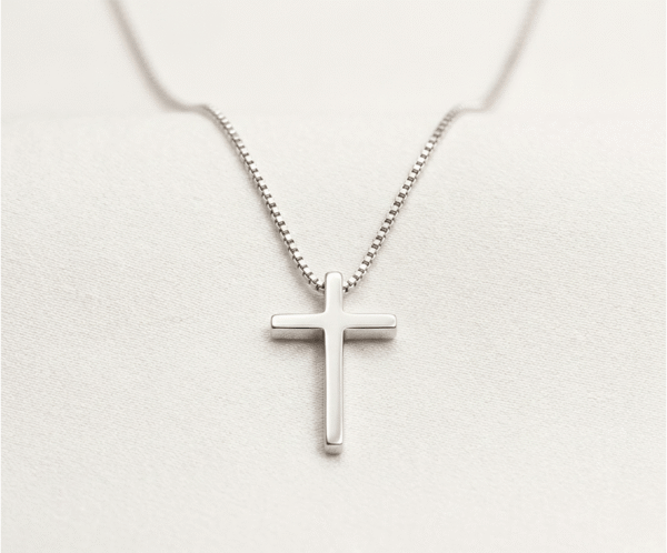 Este Collar Cruz de diseño minimalista es un símbolo atemporal de fe y esperanza. Su silueta de líneas limpias y acabado pulido espejo aporta una elegancia discreta pero poderosa. Fabricado en acero quirúrgico de alta calidad, es una pieza ligera y resistente, ideal para llevar como amuleto personal o como un regalo lleno de serenidad.