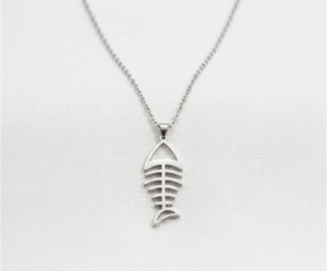 El Collar Espina de Pez es el emblema de la sofisticación moderna. Su diseño de eslabones planos y entrelazados crea una superficie fluida que refleja la luz como un espejo sobre la piel. Fabricado en acero quirúrgico de alta gama, esta pieza minimalista ofrece una elegancia atemporal y una resistencia excepcional para el uso diario.