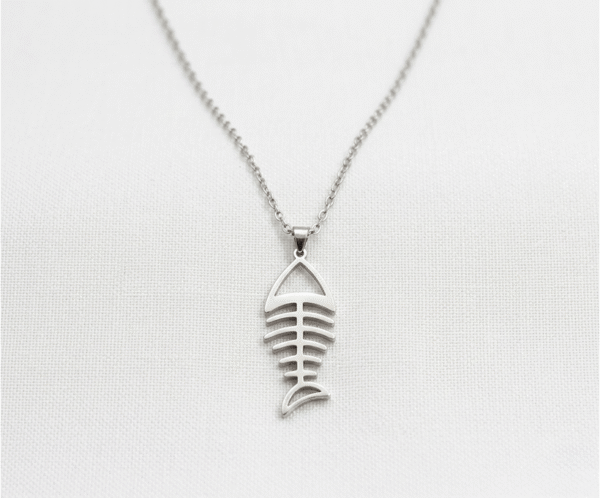 El Collar Espina de Pez es el emblema de la sofisticación moderna. Su diseño de eslabones planos y entrelazados crea una superficie fluida que refleja la luz como un espejo sobre la piel. Fabricado en acero quirúrgico de alta gama, esta pieza minimalista ofrece una elegancia atemporal y una resistencia excepcional para el uso diario.