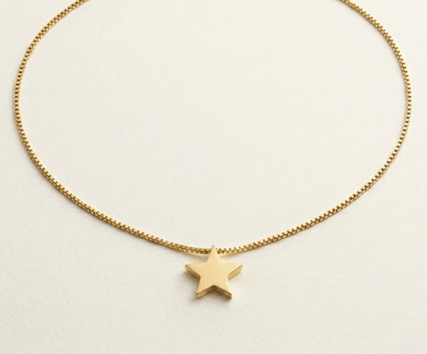 El Collar Estrella Minimal Golden es una joya radiante que captura la esencia de la luz celestial. Presenta un dije de estrella sólida con acabado pulido espejo que se desliza sobre una sofisticada cadena tipo serpiente. Fabricado en acero quirúrgico con recubrimiento PVD, es una pieza atemporal, resistente y elegante, ideal para brillar con sobriedad.