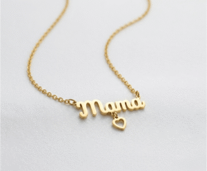 La Gargantilla Mama Gold redefine la elegancia maternal con un diseño minimalista y lujoso. Su placa central grabada en oro resplandece sobre una cadena fina, creando un punto de luz sofisticado. Fabricada en acero quirúrgico con acabado PVD, es la joya perfecta para madres que buscan un accesorio moderno, duradero y cargado de amor incondicional.