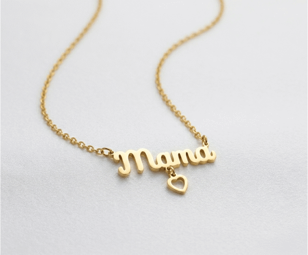 La Gargantilla Mama Gold redefine la elegancia maternal con un diseño minimalista y lujoso. Su placa central grabada en oro resplandece sobre una cadena fina, creando un punto de luz sofisticado. Fabricada en acero quirúrgico con acabado PVD, es la joya perfecta para madres que buscan un accesorio moderno, duradero y cargado de amor incondicional.