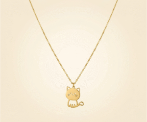 El Collar Gato Bigotes es una joya tierna y minimalista con un radiante acabado dorado. Destaca por su encantador dije calado con la silueta de un pequeño gato sentado, detallando sus bigotes, ojos y una graciosa cola curvada. Fabricado en acero quirúrgico, es el accesorio perfecto para amantes de los animales.
