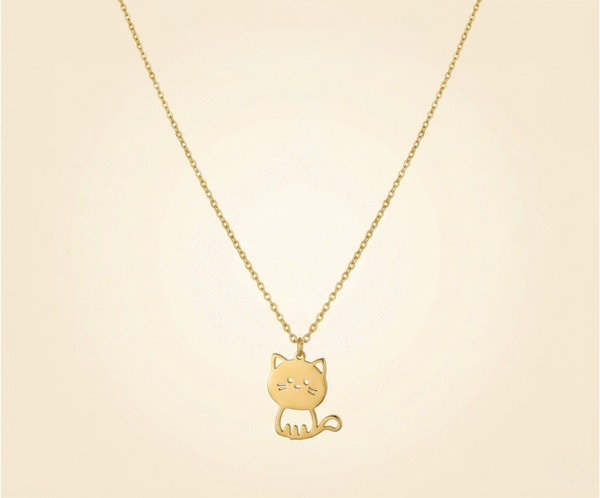 Collar Gato Bigotes _E106 El Collar Gato Bigotes es una joya tierna y minimalista con un radiante acabado dorado. Destaca por su encantador dije calado con la silueta de un pequeño gato sentado, detallando sus bigotes, ojos y una graciosa cola curvada. Fabricado en acero quirúrgico, es el accesorio perfecto para amantes de los animales.