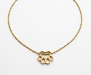 El Collar Huella Minimalista Golden es el tributo perfecto al amor incondicional por nuestras mascotas. Presenta un delicado dije calado en forma de huella que desliza sobre una sofisticada cadena tipo serpiente. Fabricado en acero quirúrgico con acabado en oro PVD, combina un diseño emocional con una durabilidad excepcional, ideal para el uso diario.