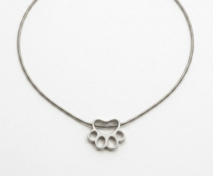 El Collar Huella Minimalista Silver es un tributo elegante al amor incondicional por nuestras mascotas. Presenta un delicado dije calado en forma de huella con acabado pulido espejo, que se desliza sobre una sofisticada cadena tipo serpiente. Fabricado en acero quirúrgico, es una pieza hipoalergénica y resistente, ideal para llevar un recuerdo especial siempre contigo.