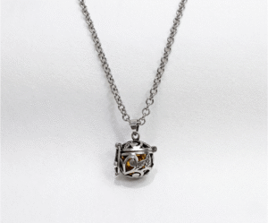 Este Collar Llamador de Ángeles es una joya ancestral diseñada para atraer armonía y protección. Su esfera calada con delicados motivos florales resguarda en su interior una pieza que emite un sonido sutil, conectando a quien lo usa con su paz interior. Es un símbolo eterno de espiritualidad, ideal para madres y mujeres que buscan serenidad.