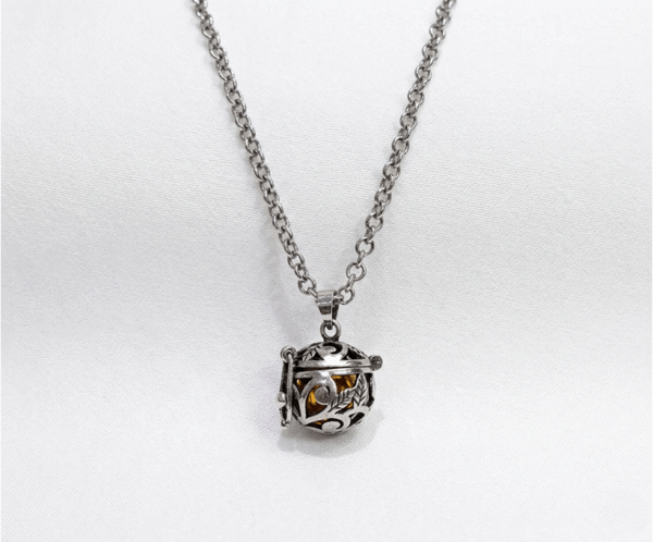 Este Collar Llamador de Ángeles es una joya ancestral diseñada para atraer armonía y protección. Su esfera calada con delicados motivos florales resguarda en su interior una pieza que emite un sonido sutil, conectando a quien lo usa con su paz interior. Es un símbolo eterno de espiritualidad, ideal para madres y mujeres que buscan serenidad.