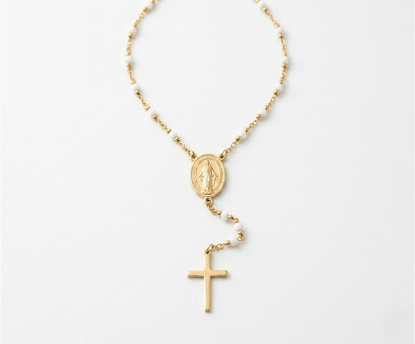 El Collar Rosario White & Gold es una joya mística que fusiona espiritualidad y elegancia contemporánea con un radiante acabado dorado. Destaca por su delicada cadena intercalada con cuentas blancas puras, que fluyen hacia una medalla central ovalada y una cruz pulida. Fabricado en acero quirúrgico, es un amuleto sofisticado y duradero.