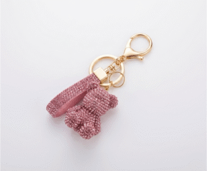 El Llavero Osito Glam es un accesorio encantador y moderno que aporta un toque lúdico a tu día a día. Destaca por su dije central con la silueta calada de un tierno osito, complementado por un acabado pulido de alto brillo. Fabricado en acero quirúrgico, combina resistencia, estilo y dulzura en una pieza única.
