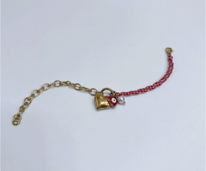 Este diseño integral combina un corazón dorado, una perla clásica y un ojo turco protector. Es más que una joya; es un símbolo de cuidado y buenos deseos. Cada elemento ha sido seleccionado para ofrecer una estética cargada de significado, fusionando la protección espiritual con el amor profundo, creando un regalo que cuida y embellece simultáneamente.