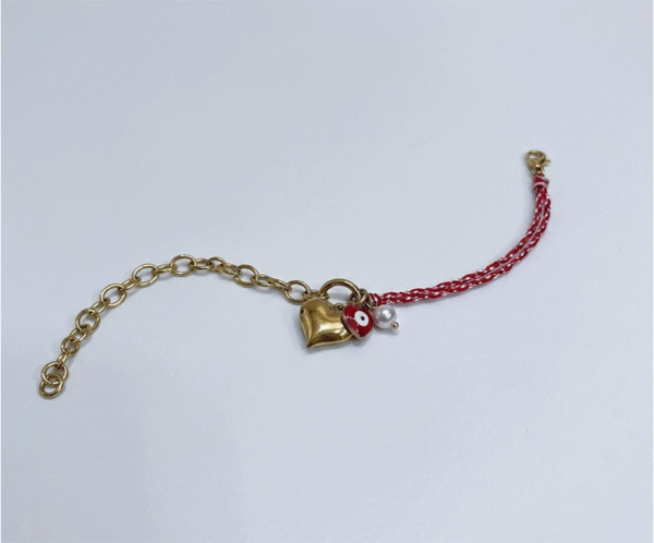 Este diseño integral combina un corazón dorado, una perla clásica y un ojo turco protector. Es más que una joya; es un símbolo de cuidado y buenos deseos. Cada elemento ha sido seleccionado para ofrecer una estética cargada de significado, fusionando la protección espiritual con el amor profundo, creando un regalo que cuida y embellece simultáneamente.