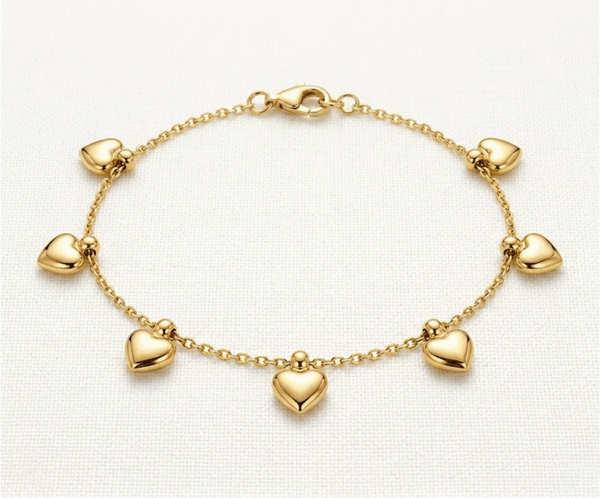 La Pulsera Cascada de Corazones es una pieza de exquisita delicadeza y encanto romántico con un acabado dorado radiante. Presenta siete dijes de corazón con volumen tridimensional que caen con suavidad sobre una fina cadena de eslabones. Fabricada en acero quirúrgico, es el accesorio perfecto para un estilo femenino, moderno y sofisticado.
