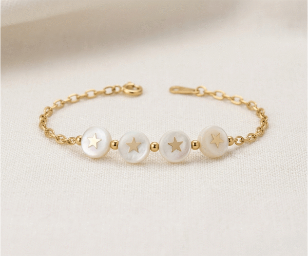 La Pulsera Círculos Nacarados es una pieza de exquisita sofisticación que combina el brillo metálico con la pureza del nácar. Presenta una serie de eslabones circulares con incrustaciones de madreperla que reflejan destellos iridiscentes únicos. Fabricada en acero quirúrgico, es la joya ideal para quienes buscan un accesorio atemporal, elegante y lleno de luz.
