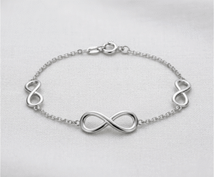 La Pulsera Infinito Eterno es una oda a los vínculos inquebrantables y la sofisticación. Presenta tres símbolos de infinito enlazados armoniosamente por una cadena de eslabones delicados, destacando un motivo central de mayor tamaño. Fabricada en acero quirúrgico con un acabado pulido espejo, es una joya atemporal que combina un significado profundo con un estilo moderno.