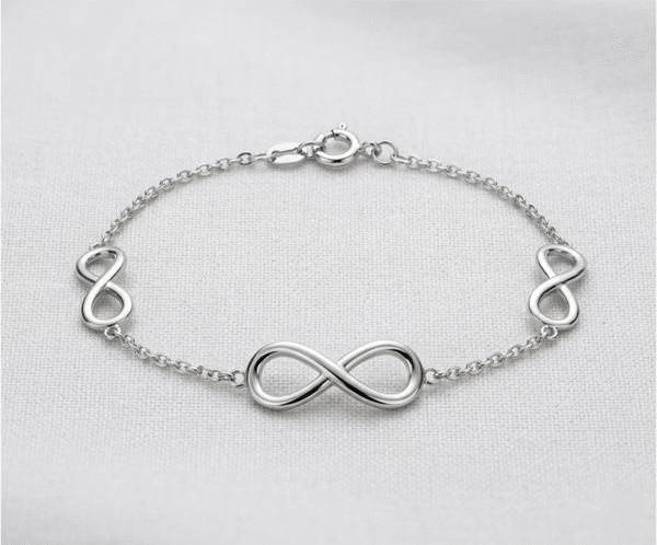 La Pulsera Infinito Eterno es una oda a los vínculos inquebrantables y la sofisticación. Presenta tres símbolos de infinito enlazados armoniosamente por una cadena de eslabones delicados, destacando un motivo central de mayor tamaño. Fabricada en acero quirúrgico con un acabado pulido espejo, es una joya atemporal que combina un significado profundo con un estilo moderno.