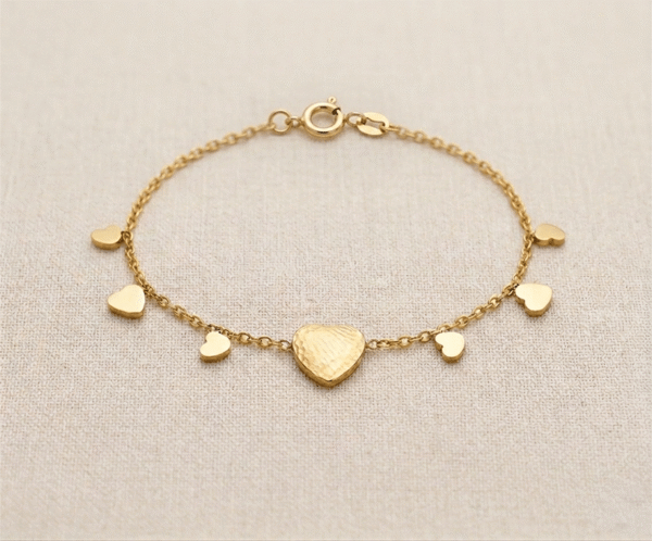 La Pulsera Lluvia de Corazones es una pieza de exquisita delicadeza y encanto romántico. Presenta un corazón central de mayor tamaño con una textura martillada artesanal, rodeado por pequeños dijes de corazones lisos que parecen caer en cascada sobre una fina cadena dorada. Fabricada en acero quirúrgico, es el accesorio perfecto para un estilo femenino y dulce.
