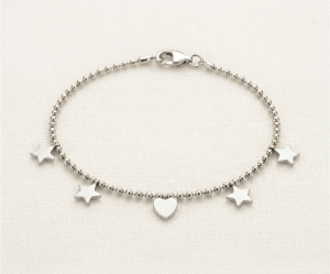 La Pulsera Mix Galáctico es una joya mística y moderna con un acabado plateado brillante. Presenta una cadena de cuentas esféricas uniformes adornada con cuatro estrellas lisas y un corazón central. Fabricada en acero quirúrgico, esta pieza combina la inspiración celestial con un diseño minimalista, siendo un accesorio versátil, duradero y lleno de elegancia contemporánea.