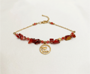 Inspirada en la tierra, esta pulsera utiliza fragmentos de piedra natural en tonos rojizos para transmitir una energía única y protectora. Su textura irregular y auténtica refleja la naturaleza genuina del cariño materno. Es un accesorio con carácter, ideal para madres que prefieren un estilo bohemio y orgánico, conectando la esencia de la vida con el corazón.