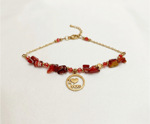 Inspirada en la tierra, esta pulsera utiliza fragmentos de piedra natural en tonos rojizos para transmitir una energía única y protectora. Su textura irregular y auténtica refleja la naturaleza genuina del cariño materno. Es un accesorio con carácter, ideal para madres que prefieren un estilo bohemio y orgánico, conectando la esencia de la vida con el corazón.