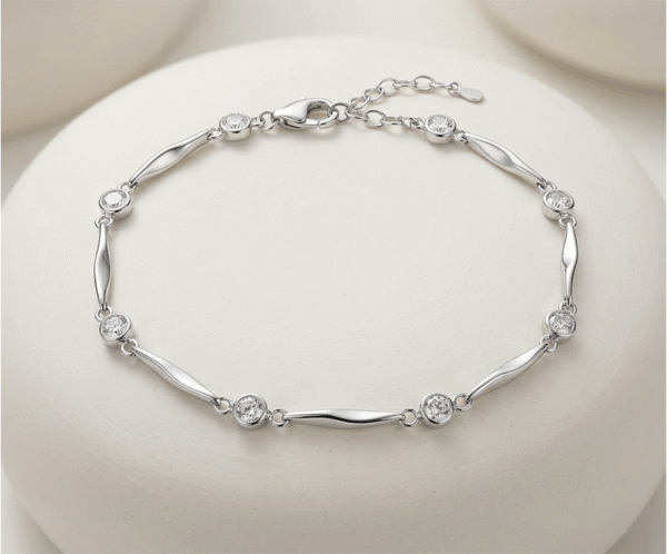 La Pulsera Puntos de Luz es una pieza de refinada elegancia y diseño dinámico. Presenta una sucesión de eslabones rígidos de forma orgánica que se alternan con cristales brillantes engastados en bisel. Fabricada en acero quirúrgico con acabado plateado de alto brillo, es una joya sofisticada que aporta una luminosidad excepcional y atemporal a tu muñeca.