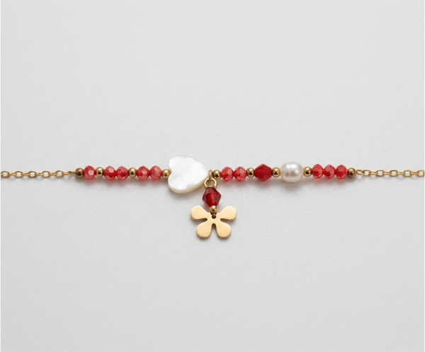 Una composición equilibrada que une una cuenta blanca, una roja y un delicado dije de flor. Esta combinación representa la pureza, la pasión y el florecimiento de la vida bajo el cuidado materno. Es una pulsera dinámica y juvenil que celebra las distintas facetas del afecto, convirtiéndose en un pequeño jardín de sentimientos para llevar siempre.